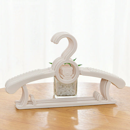 Extendable children's clothes hanger 