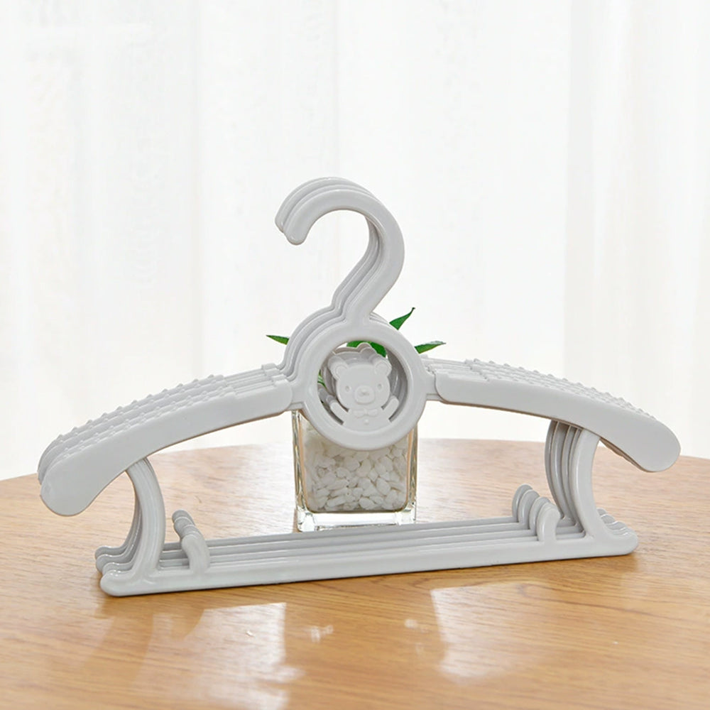 Extendable children's clothes hanger 