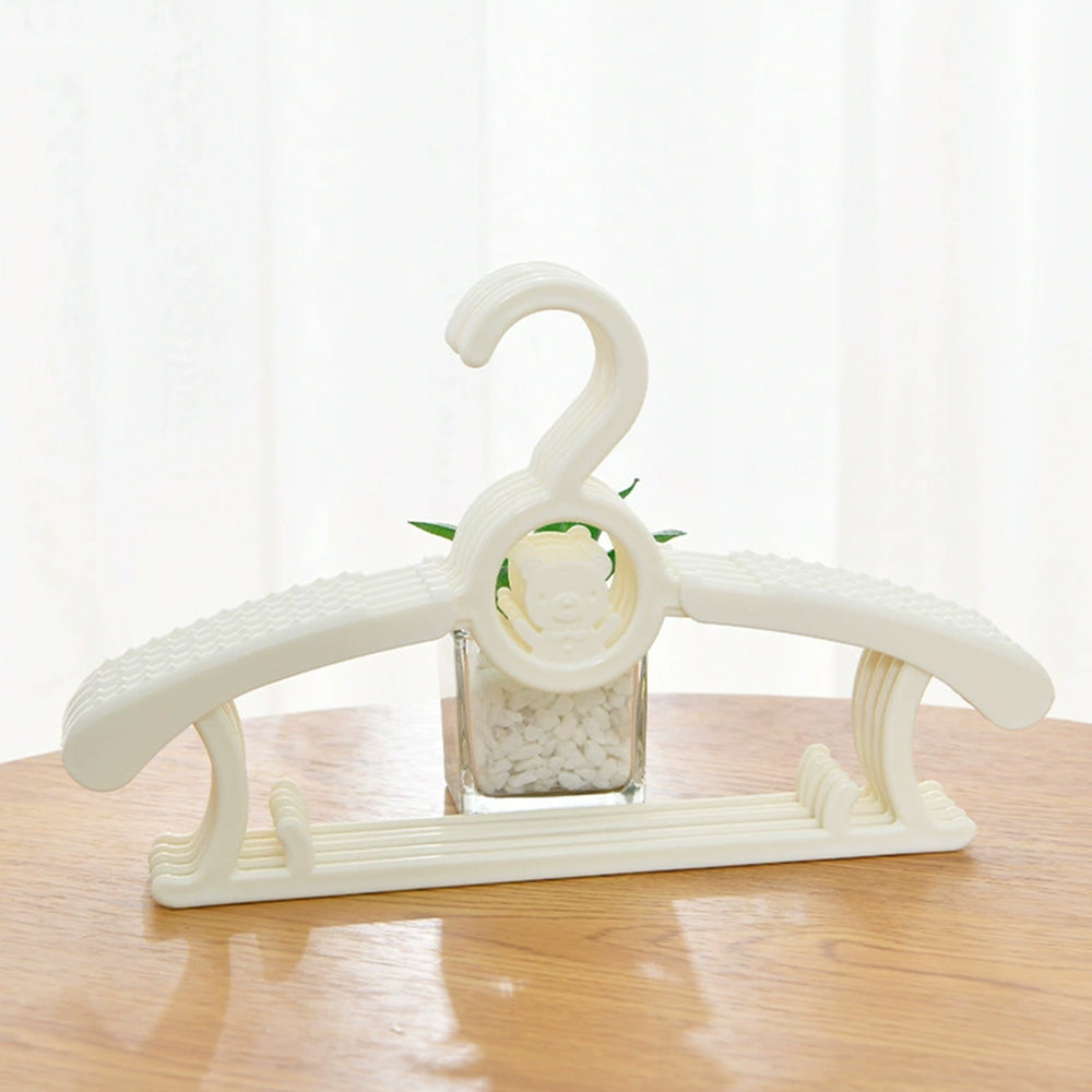 Extendable children's clothes hanger 