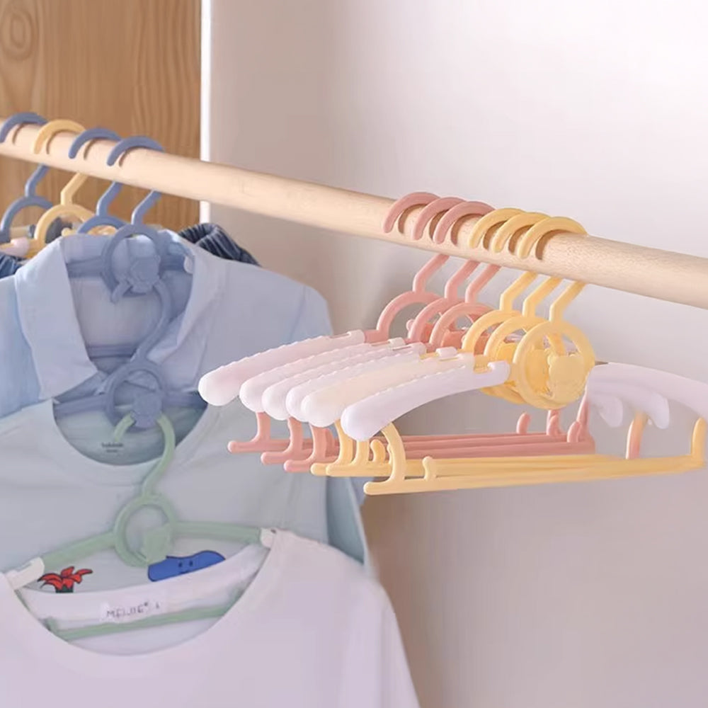 Extendable children's clothes hanger 