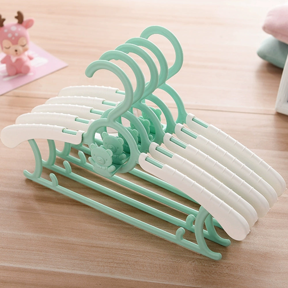 Extendable children's clothes hanger 