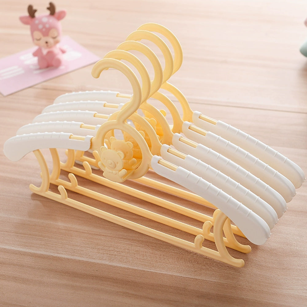 Extendable children's clothes hanger 
