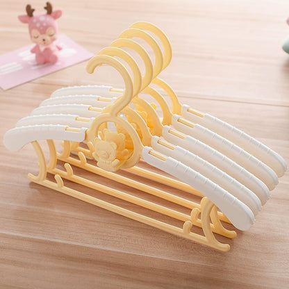 Extendable children's clothes hanger 