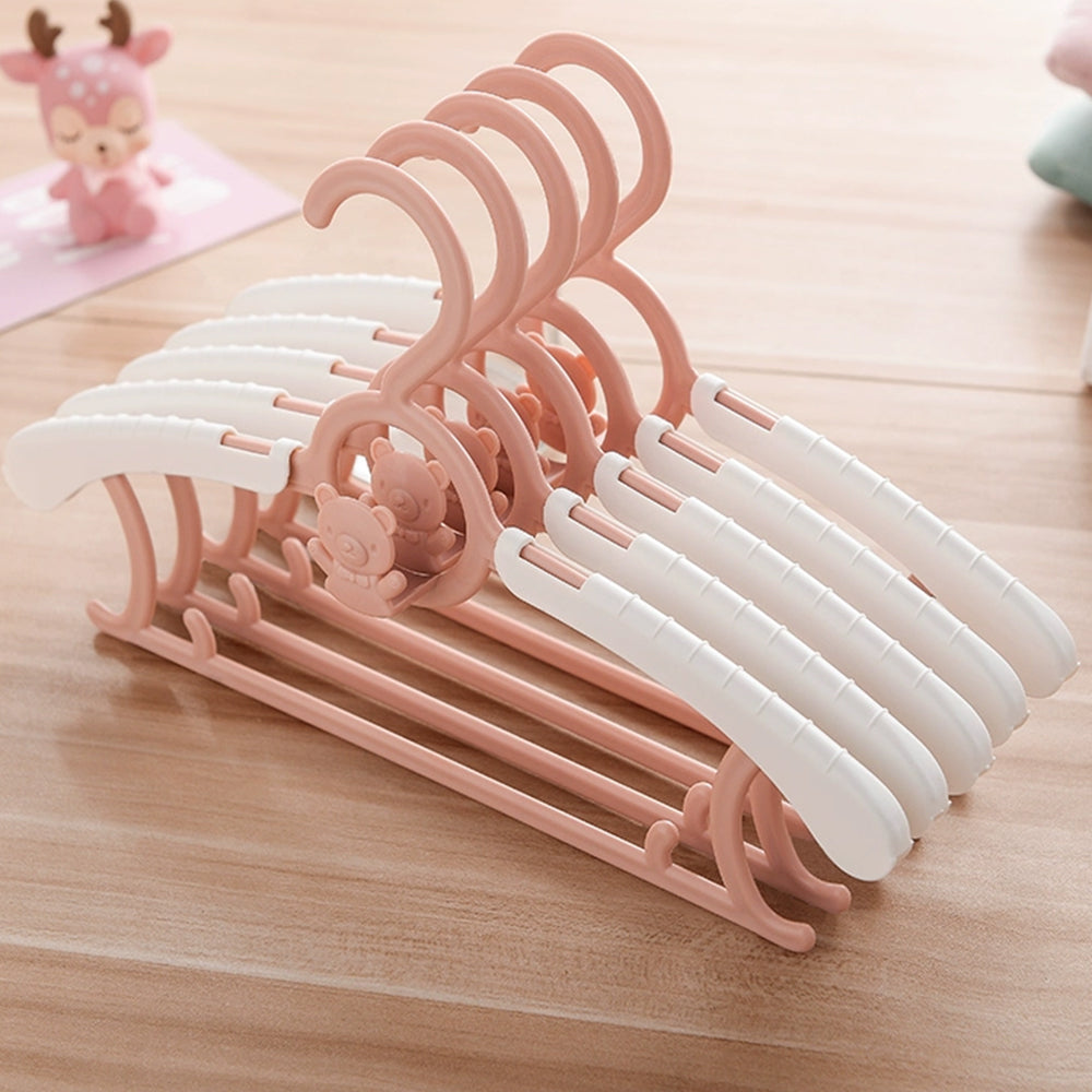 Extendable children's clothes hanger 